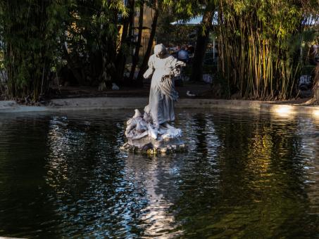 Free Stock Photo of Statue in the middle of fountain 