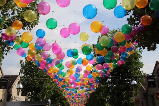 Thousand balloons as street decoration - Free Stock Photo