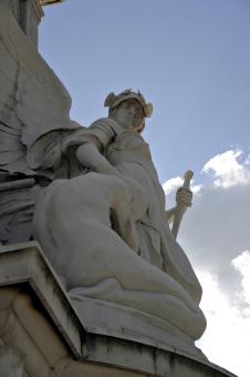 Free Stock Photo of Sculptures outside of Buckingham Palace