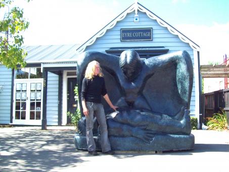 Free Stock Photo of castrating woman - eyre cottage in Papan