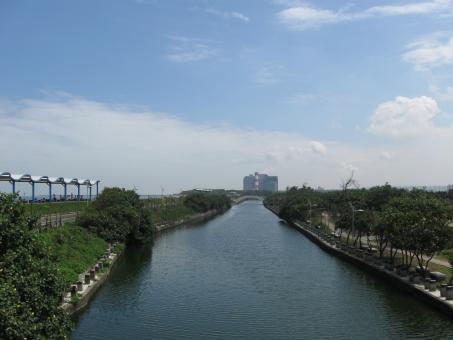 Free Stock Photo of River Leading to an Office Building