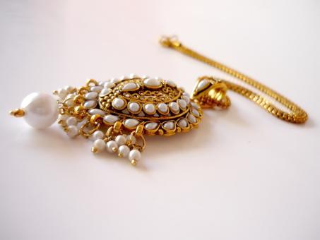 Free Stock Photo of Gold and pearl necklace