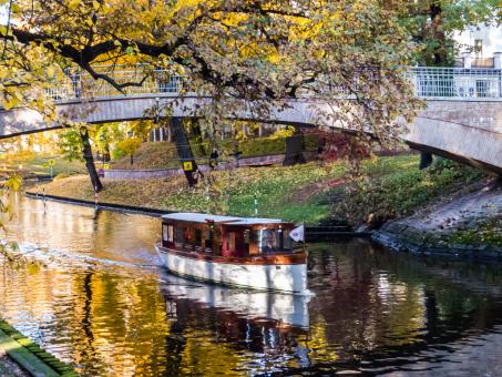 Free Stock Photo of Boat under the bridge