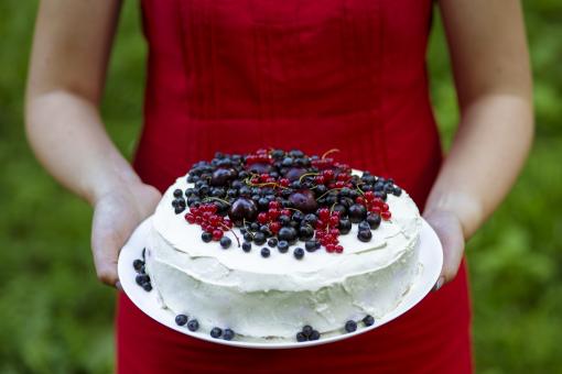 Free Stock Photo of Holding a fresh berry cake
