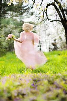 Free Stock Photo of Lovely Woman in the Field