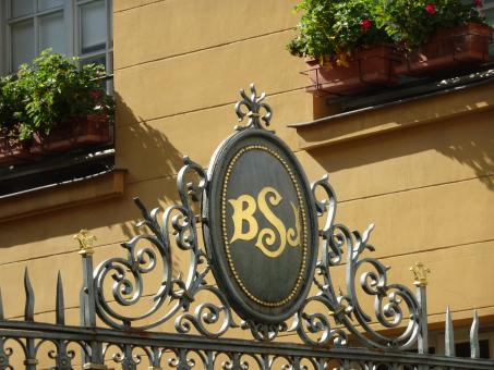 Free Stock Photo of Old and elegant entrance gate made of wrought iron
