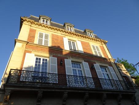 Free Stock Photo of Plush 19th century house made of bricks and stones