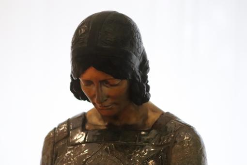 Free Stock Photo of Bust of woman leaning her head 