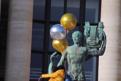 Free Stock Photo of The bronze giant and the gold balloons