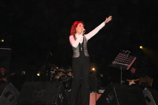 Free Stock Photo of Woman Singing on Stage