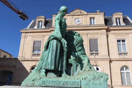 Free Stock Photo of Big bronze sculpture in a city hall