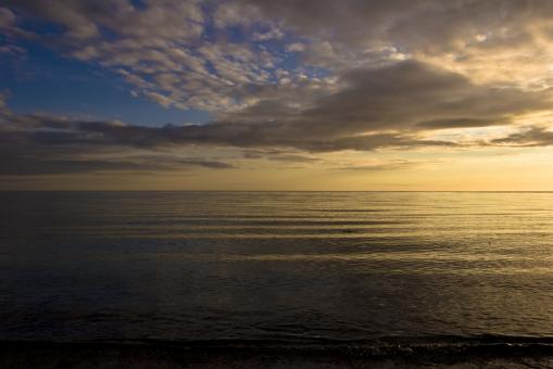 Free Stock Photo of Sun Going Down over the Sea