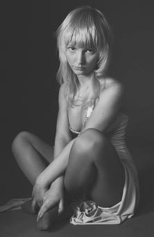 Free Stock Photo of Sad Girl - Black and White
