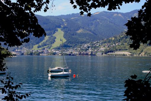 Free Stock Photo of THIS LAKE IN AUSTRIA ATTRACTS WATER SPORTS ENTHUSIASTS, AND THE MOUNTA