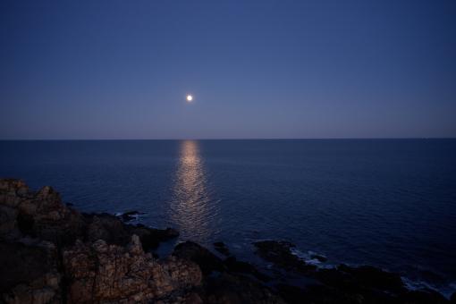 Free Stock Photo of Moon over ocean