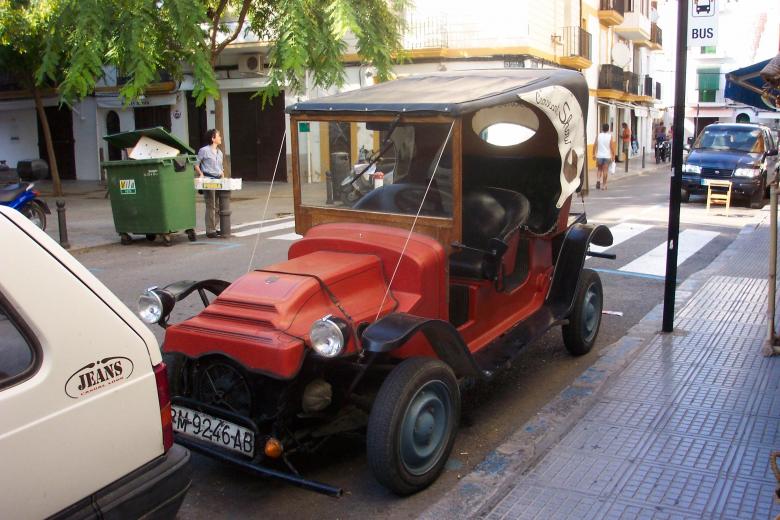 Free stock image of Red car created by anne macgregor