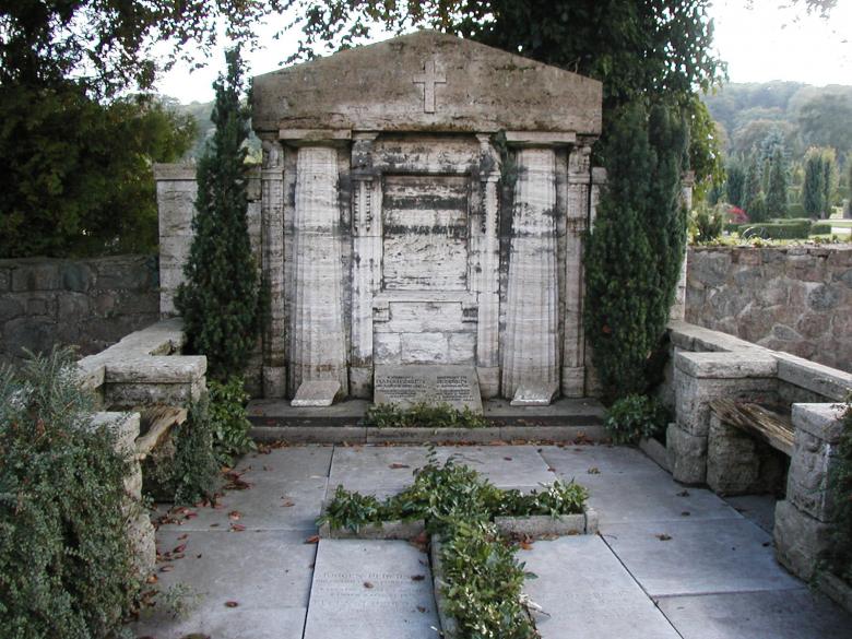 Free stock image of Tomb in Cemetery created by Bjorgvin