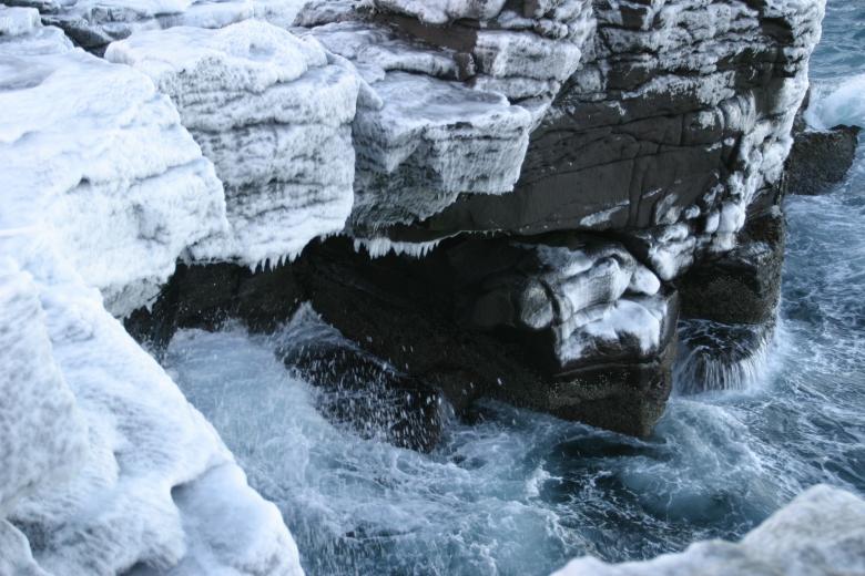 Free stock image of Frozen cliffs by the sea created by Héðinn