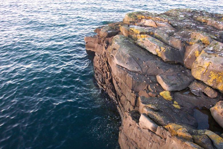 Free stock image of Cliffs by the sea created by Héðinn