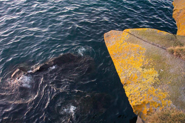 Free stock image of Cliffs by the sea created by Héðinn