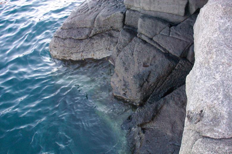 Free stock image of Cliffs by the sea created by Héðinn