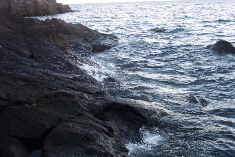 Free stock image of Cliffs by the sea created by Héðinn