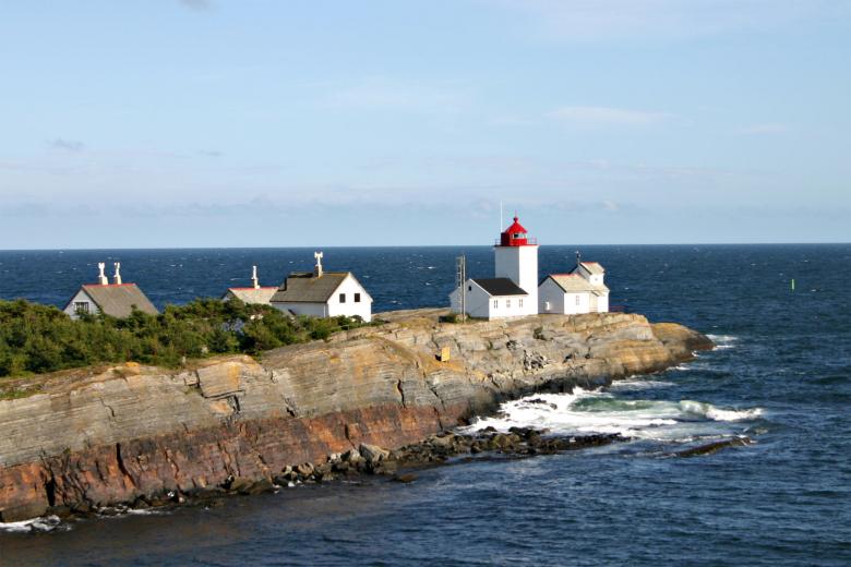 Free stock image of Lighthouse on cliffs created by Bjorgvin