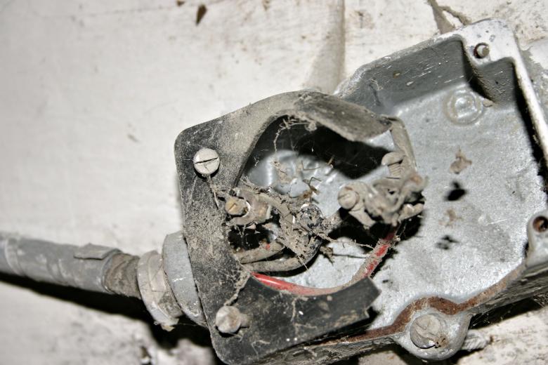 Free stock image of Old and dirty connection box created by Bjorgvin