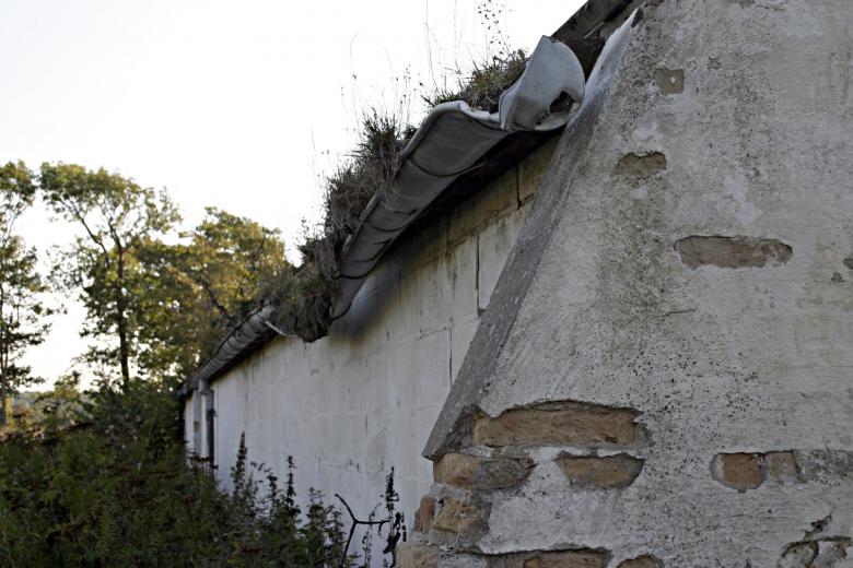 Free stock image of Brick wall and a busted gutter created by Bjorgvin