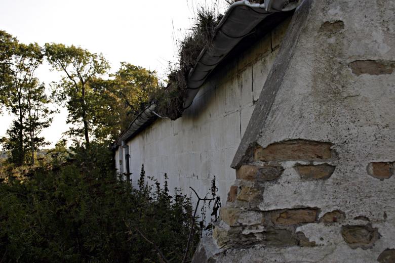 Free stock image of Brick wall and a busted gutter created by Bjorgvin