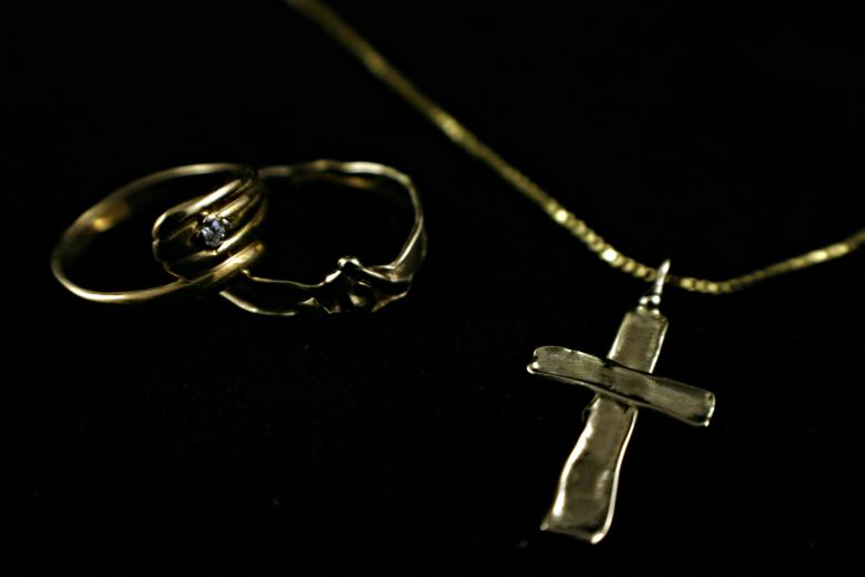 Free stock image of Two rings and a golden necklace created by Bjorgvin