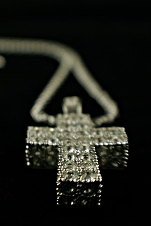 Free stock image of Diamond cross necklace created by Bjorgvin