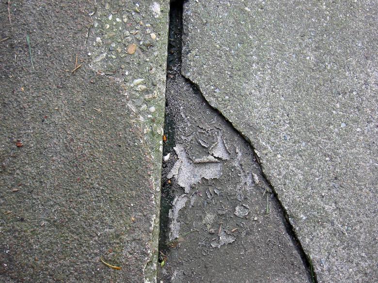 Free stock image of Cracked wall texture created by damien van holten
