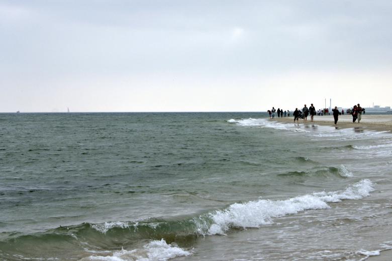 Free stock image of People walking on the beach created by Bjorgvin