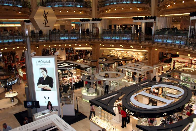 Free stock image of La Fayette in Paris created by Arjen van Houwelingen