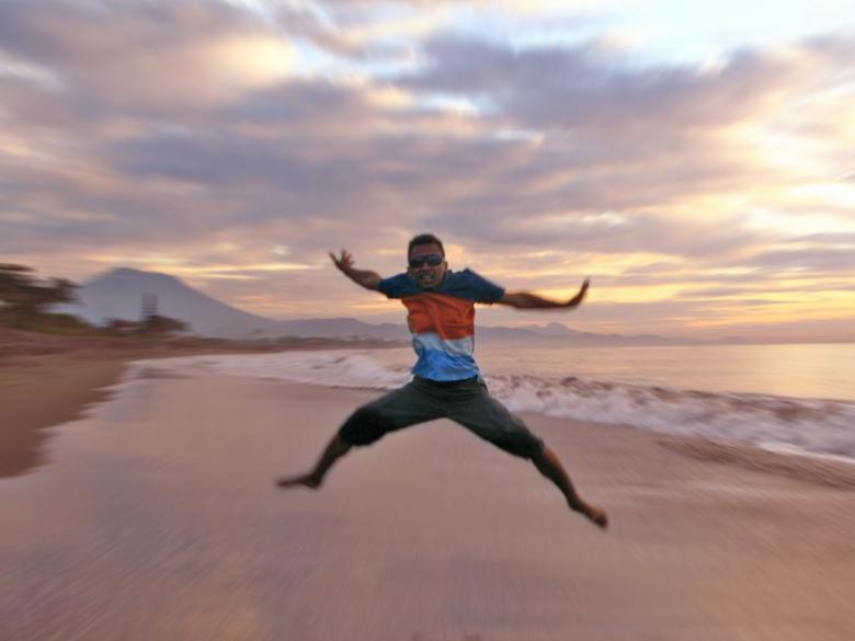 Free stock image of Jump to fly along the coast created by voldevis