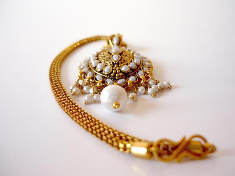 Free stock image of Gold and pearl necklace created by Bilal Aslam