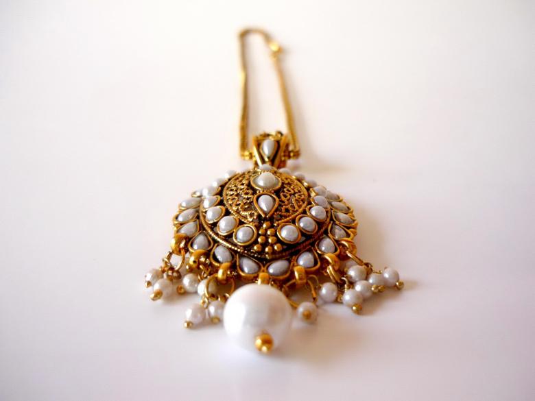 Free stock image of Gold and pearl necklace created by Bilal Aslam