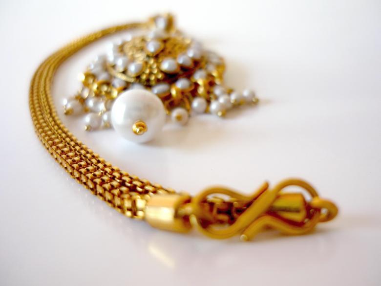 Free stock image of Gold and pearl necklace created by Bilal Aslam
