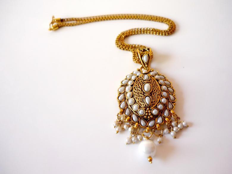 Free stock image of Gold and pearl necklace created by Bilal Aslam
