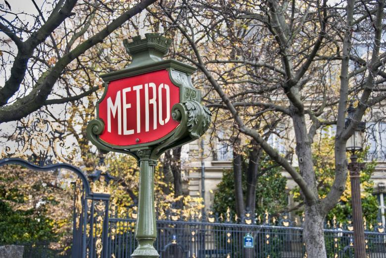 Free stock image of Metro Sign - Paris in Winter created by Giovanni Gagliardi