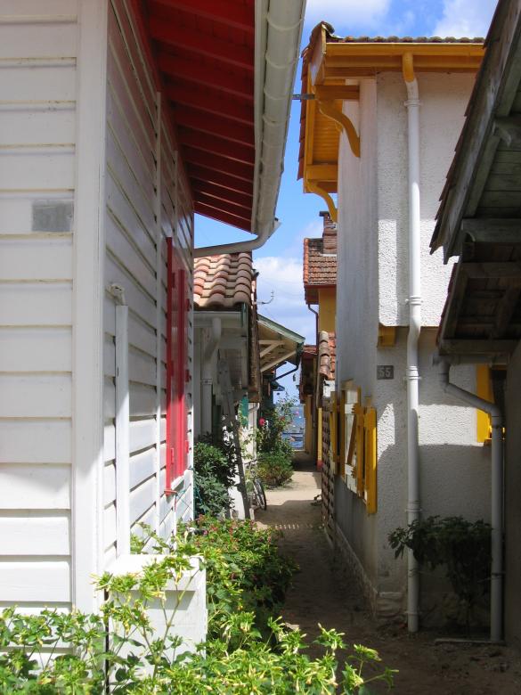 Free stock image of Narrow Lane created by Stéphanie Ghesquier