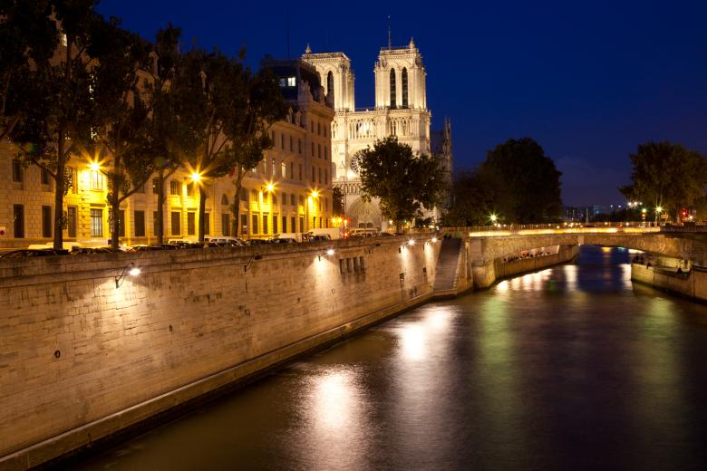 Free stock image of Paris sur Seine Twilight created by Nicolas Raymond