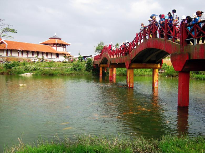 Free stock image of People on the Bridge created by Bùi Thụy Đào Nguyên