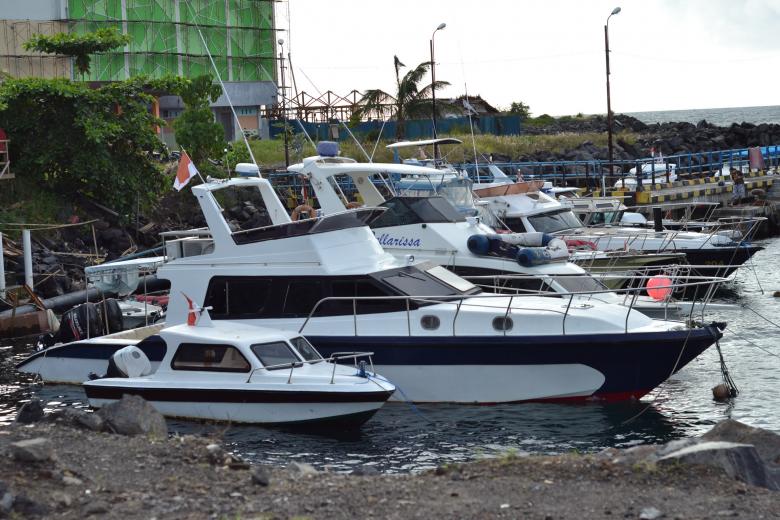 Free stock image of Boats parked on the beach created by Ryan Jhoe