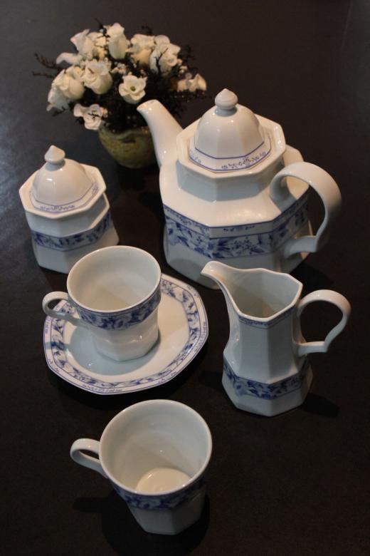 Free stock image of A blue and white china tea set created by Katriona Galahad