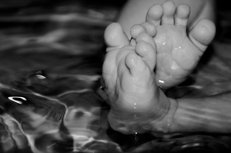 Free stock image of Newborn baby feet created by Luka