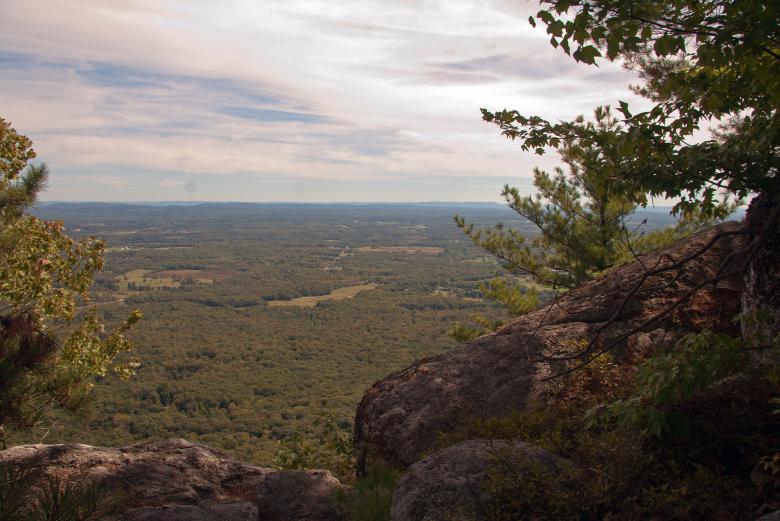Free stock image of A view from a cliff at Minnewaska State Park created by Eric Yuen
