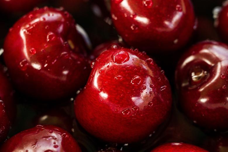 Free stock image of Shiny Wet Berries created by Unsplash