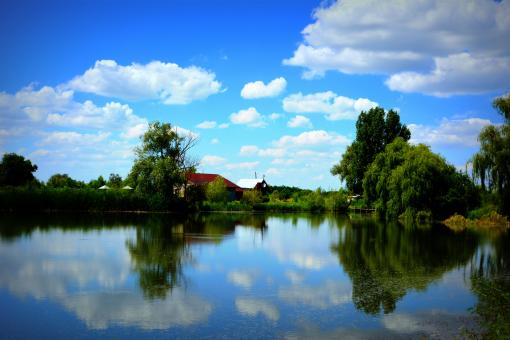 Free Stock Photo of House near the Lake